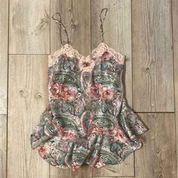 VINTAGE VICTORIA SECRET NIGHTY SIZE MEDIUM - Picture 1 of 7